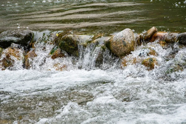 Skalnaté Koryto Řeky Rychlý Horský Potok Vířícím Potokem Cesta Přírody — Stock fotografie