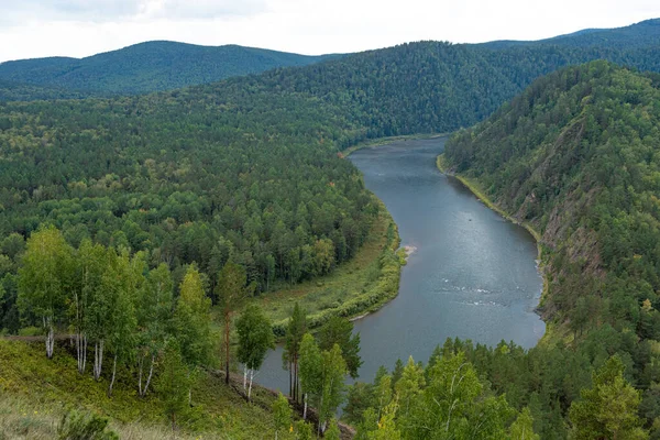 Large Rivière Parmi Les Collines Verdoyantes Avec Des Arbres Virage — Photo