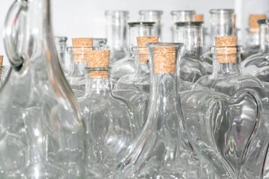 Mantar, şarap ve içecek şişeli boş cam şişeler.