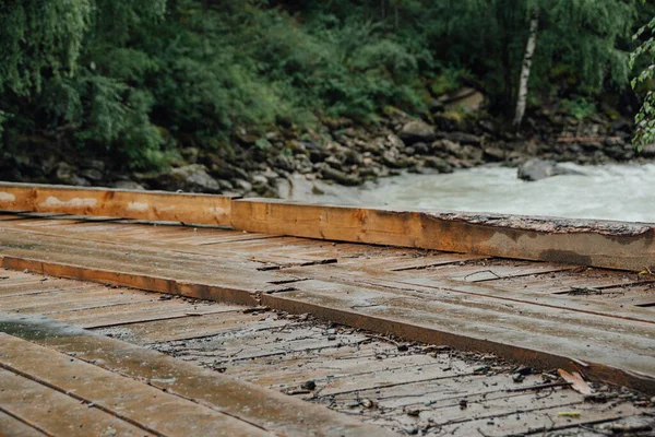 Ponte Madeira Tábuas Através Rio Montanha Ponte Velha Rural Floresta — Fotografia de Stock