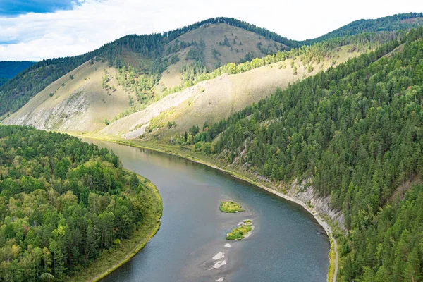 Large Rivière Parmi Les Collines Verdoyantes Avec Des Arbres Virage — Photo