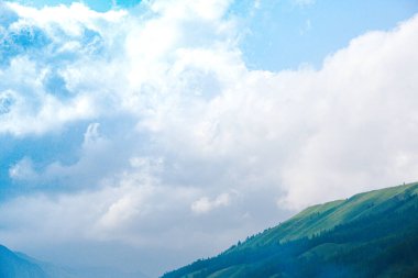Kaya sırtı üzerinde kalın bulutlar, kötü hava ve dağlarda yağmur bekleniyor.