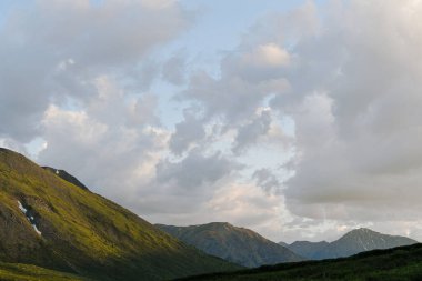 Kümülüs bulutları dağ vadisinde yağmur bekliyor.