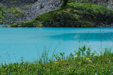 Taştan kıyısı olan deniz körfezi, kayalıklarda turkuaz göl, mavi suyu olan dağ nehri.