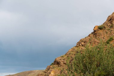 Yaz günü çöl manzarası, Mars manzarasına benzer kırmızı tepeler. Kanyondaki toprak erozyonu, su ve yağmur eksikliği vadiyi bozkıra çevirir.