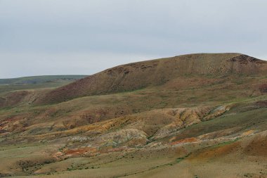 Kibar kırmızı tepeler, dağ vadisinde yolculuk hayvanlar için otlaklar kurak bozkırlarda toprak erozyonu.