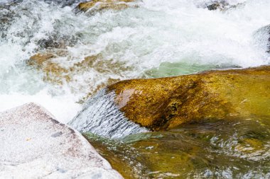 hızlı akan nehir. Kayaların arasındaki dağ deresi. Su turisti gezisi