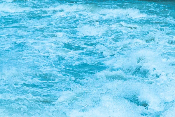 Wzburzone Fale Oceaniczne Burzliwe Fale Morskie Szybko Płynąca Górska Rzeka — Zdjęcie stockowe