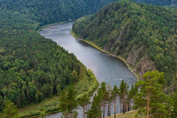 Large Rivière Entre Collines Verdoyantes Virage Douceur Lit Rivière Contemplation — Photo