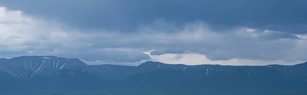Cielo Tormentoso Sobre Cresta Rocosa Esperando Lluvia Tormenta Valle Montaña —  Fotos de Stock