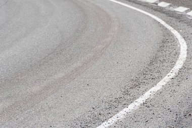 Yol işaretli kuru asfalt yolun bir bölümü