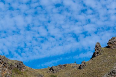 Ufuktaki kayalık dağlar, yürüyüş ve turizm vadisi