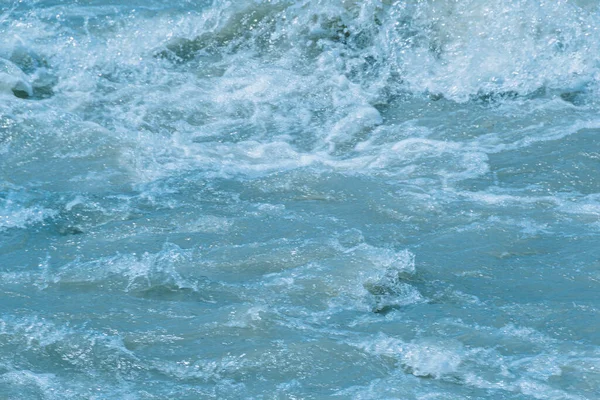 Stromend Water Van Snel Stromende Rivier Stormgolven Van Oceaan Zee — Stockfoto