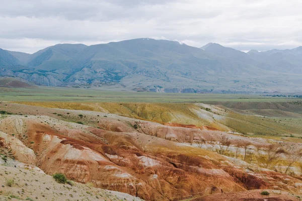 赤い砂の斜面を持つ峡谷 土壌浸食による砂漠の丘 干ばつによる雨の形成 — ストック写真