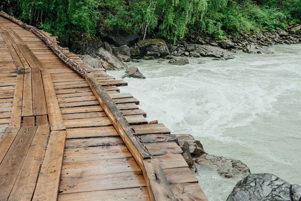 Ponte Madeira Tábuas Através Rio Montanha Ponte Velha Rural Floresta — Fotografia de Stock