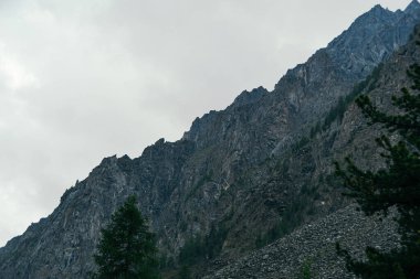 Ufuktaki dağ silueti, dağ vadisindeki kayalar ve uçurumlar, dağlara seyahat