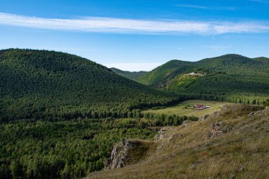 Mavi bulutlu gökyüzünün altındaki yeşil tepeler, dağ manzarası manzarası, yaz yürüyüşü vadisi.