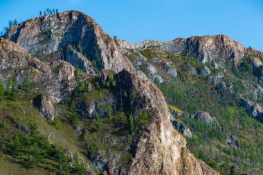 Ufuktaki kayalık dağlar, yürüyüş ve turizm vadisi