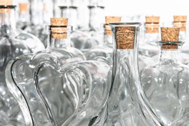 Mantar, şarap ve içecek şişeli boş cam şişeler.