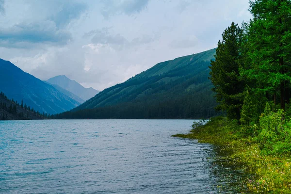 Lac Dans Vallée Montagne Surface Eau Sous Les Sommets Rocheux — Photo
