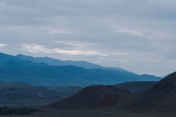 Κοιλάδα Του Βουνού Κάτω Από Συννεφιασμένο Ουρανό Κορυφογραμμή Στον Ορίζοντα — Φωτογραφία Αρχείου