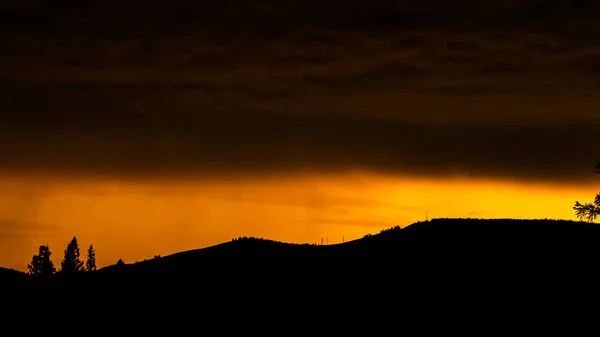Orangefarbener Sonnenuntergang Und Wolken Über Der Silhouette Des Gebirges — Stockfoto