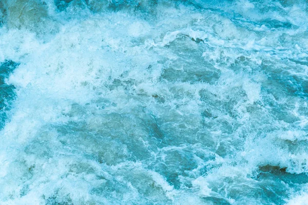 Dalgalar Fırtınalı Deniz Dalgaları Hızlı Akan Dağ Nehri — Stok fotoğraf