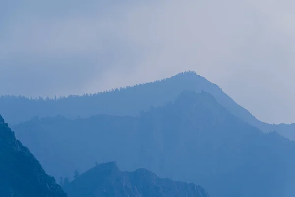Силуэты Гор Голубом Тумане Контур Нежных Холмов Долине — стоковое фото