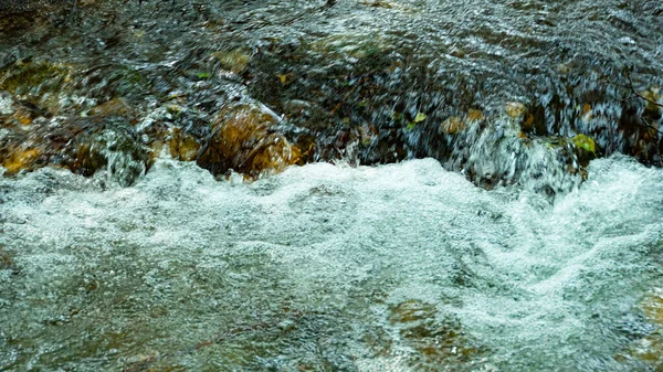 Fluxo Cama Pedra Rio Montanha Rápido Entre Rochas Fervuras Água — Fotografia de Stock