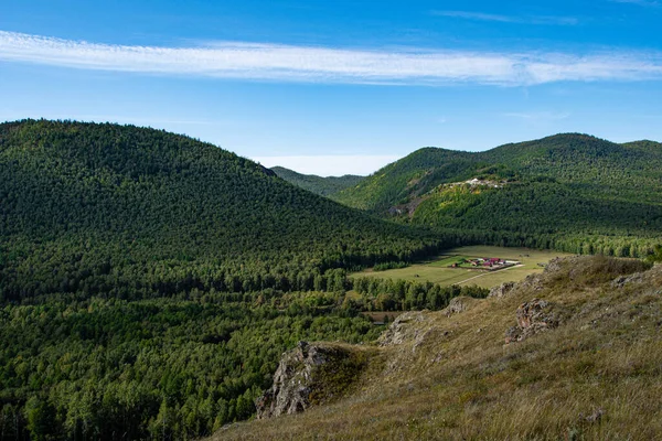 Łagodne Zielone Wzgórza Pod Błękitnym Zachmurzonym Niebem Panorama Górskiego Krajobrazu — Zdjęcie stockowe