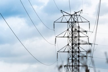 Elektrik iletimi, enerji endüstrisi ve enerji tasarrufu için kablolarla elektrik hattı desteği