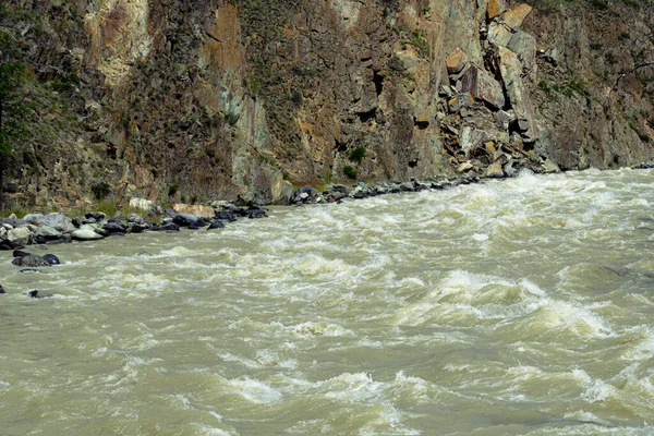 Turbulente Strömung Des Gebirgsflusses Starker Trüber Wasserfluss Nach Überschwemmungen Und — Stockfoto