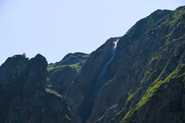 Ufuktaki kayalık dağlar, yürüyüş ve turizm vadisi