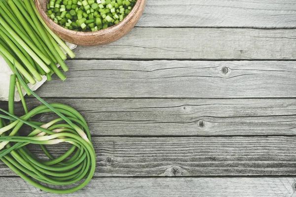 Batang Bawang Putih Hijau Cincang Piring Kayu Masakan Vegetarian Makanan — Stok Foto