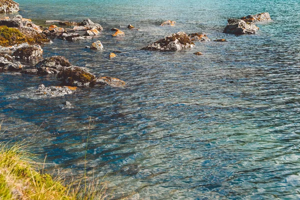 Denizin Kayalık Kıyıları Dağ Vadisindeki Hızlı Nehir Yaz Günü Okyanus — Stok fotoğraf