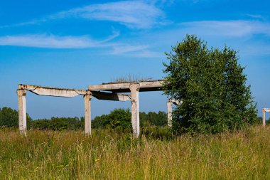 Alandaki yıkılmış binaların beton yapıları, postapocalypse atmosferi, insan yokluğu