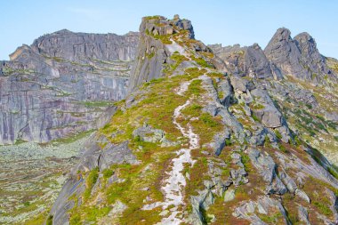 Dağ sırtında dağ yürüyüşü ve dağcılık başarıya giden yolu ve hedeflere ulaşmada azmi simgeler.