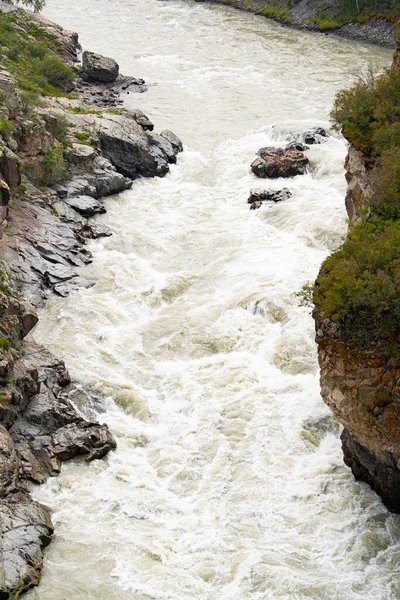 Rio Rápido Desfiladeiro Montanha Córrego Borbulhante Entre Rochas Teste Para — Fotografia de Stock