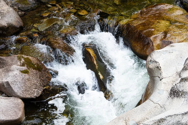 Bach Steinbett Schneller Gebirgsfluss Zwischen Felsen Wasser Kocht Strömungswirbeln — Stockfoto
