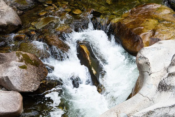 Arroyo Lecho Piedra Rápido Río Montaña Entre Rocas Agua Hierve — Foto de Stock