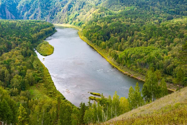 Langsamer Breiter Fluss Mit Grünen Ufern Für Wasserfahrt Und Schifffahrt — Stockfoto