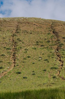 Toprak erozyonu, iklim değişikliği kuraklık yüzünden verimli arazi ve otlakların kaybı izleri olan kil yamaçları.