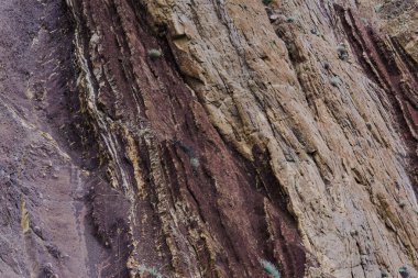 Kireç kırmızı kanyonda kum duvarı, susuzluktan kurumuş toprak.