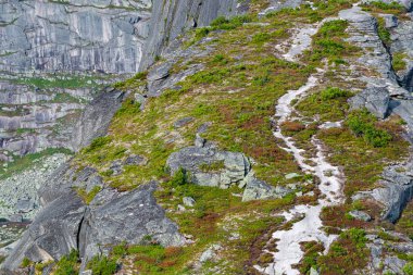 Dağ sırtında dağ yürüyüşü ve dağcılık başarıya giden yolu ve hedeflere ulaşmada azmi simgeler.