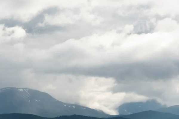 Dikke Wolken Rotskam Slecht Weer Wachten Regen Bergen — Stockfoto
