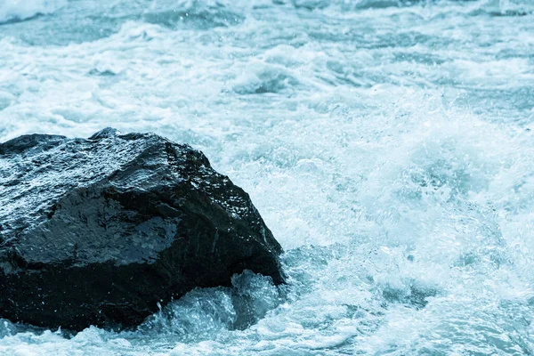 Stenen Zeekust Rivier Stormachtige Zee Surfen Snelle Bergstroom — Stockfoto