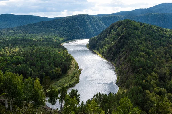 Large Rivière Entre Collines Verdoyantes Virage Douceur Lit Rivière Contemplation — Photo