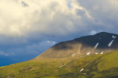 Uçurumun yamacındaki kar ve buzullar, dağcılık için sıradağlar, mevsim yürüyüşleri