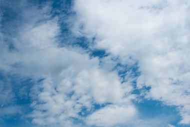 Arka plan olarak mavi gökyüzünde bulutlar