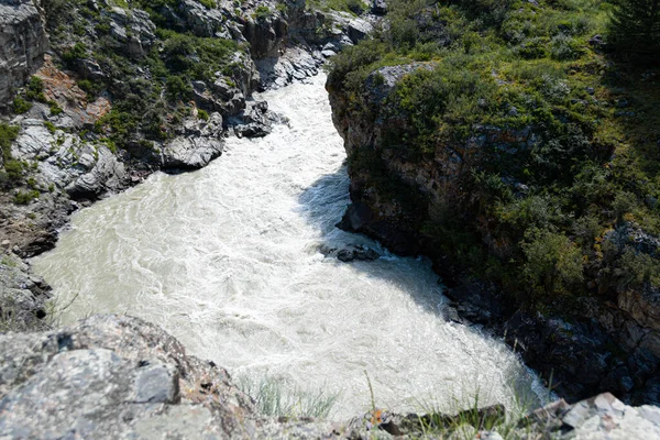 Schneller Fluss Gebirgsschlucht Wasserkanal Zwischen Felsen — Stockfoto